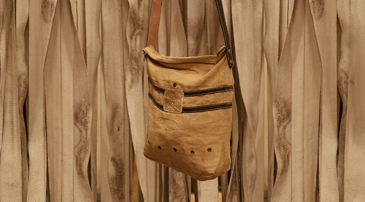 THE DESERT WANDERER (Linen and Buffalo Leather Bag)